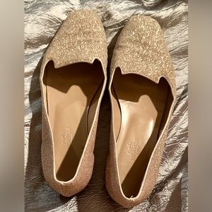 Hermès Holly Flats
•   Neutrals Patent Leather
•   Glitter accents